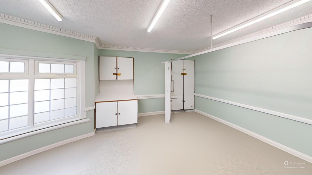 Lot: 170 - VACANT DOCTORS SURGERY WITH POTENTIAL - Room four